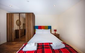 Colourful&Bright Apartment By Carlton Hill
